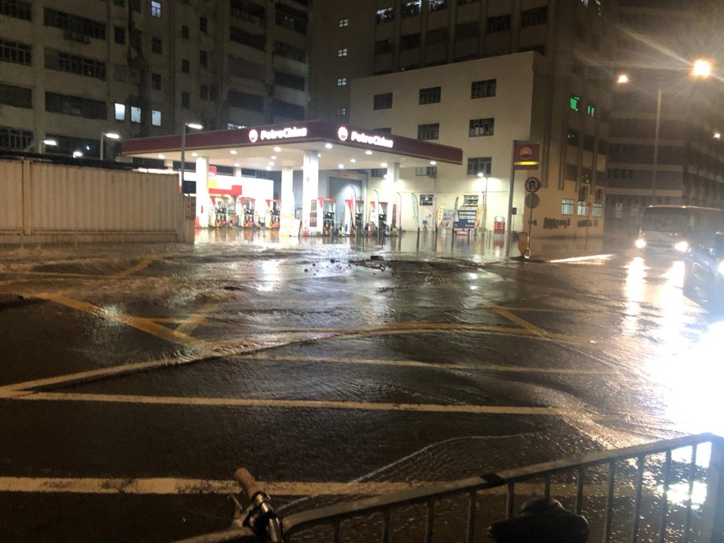 部份路面更受壓拱起。網上圖片 部份路面更受壓拱起。網上圖片