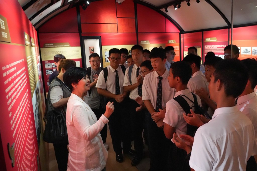 何永賢上星期五，參加了南區慶祝中國共產黨成立105周年活動，與香港航海學校的學生一起參觀香港抗戰及海防博物館。何永賢fb
