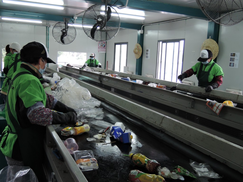 碧瑶业务包括废物管理及回收。