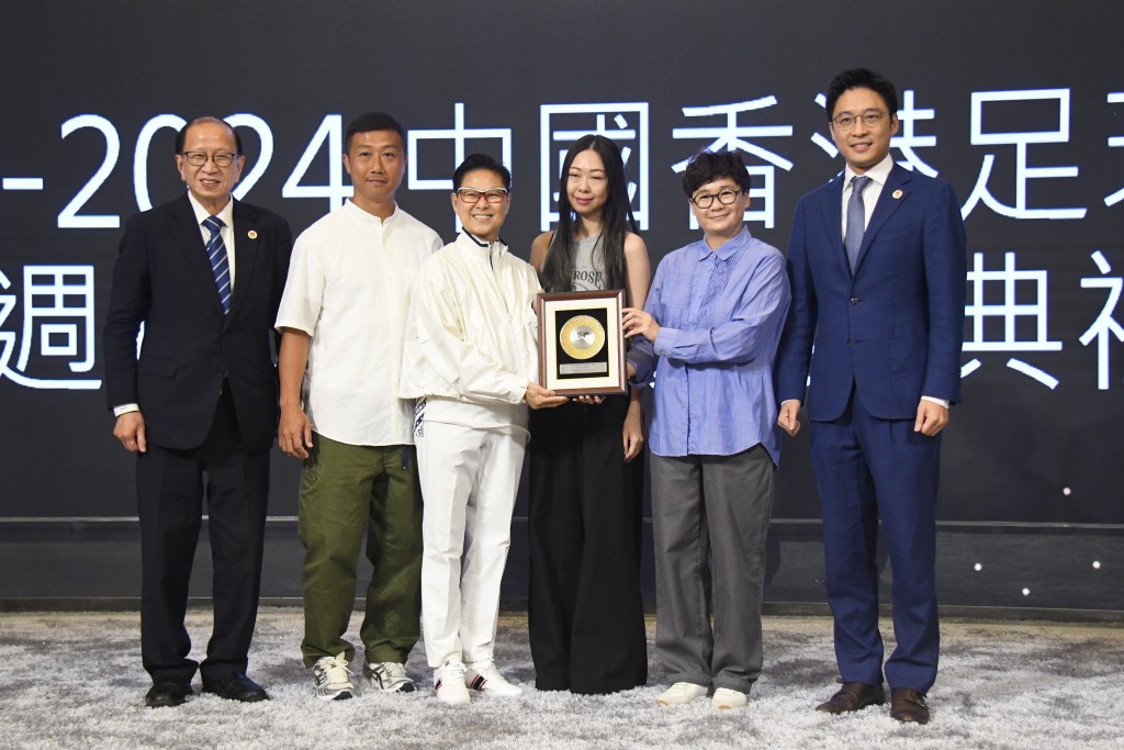 陈瑶琴家人上台拍照，庆祝陈瑶琴拿到亚洲足协终身成就奖