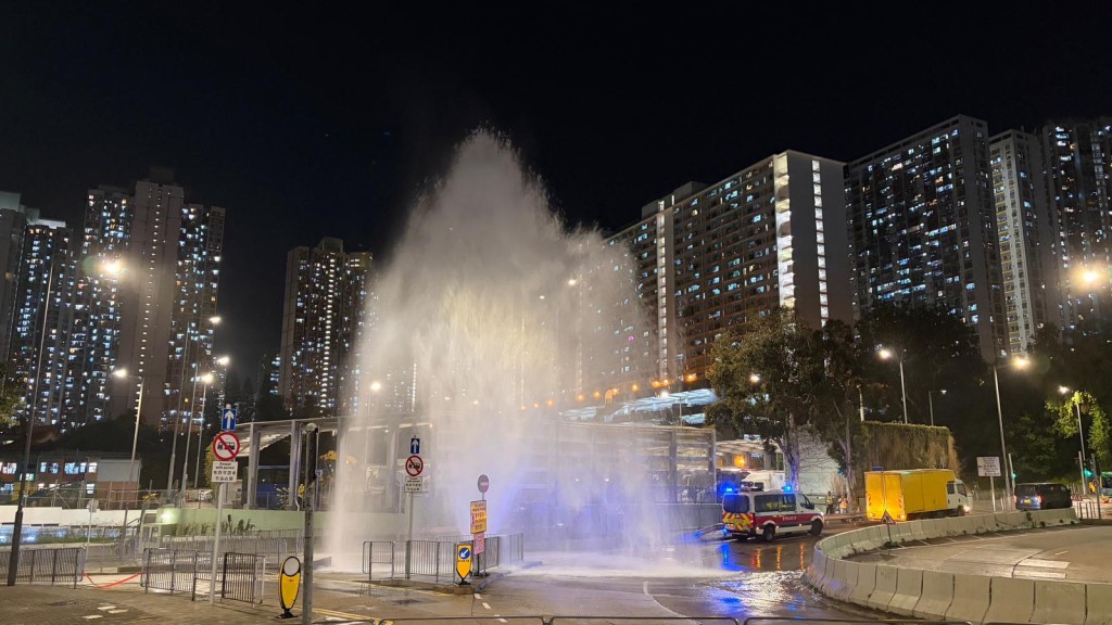 至晚上8時許，水花仍噴湧而出，但水勢已稍緩。曾志恆攝