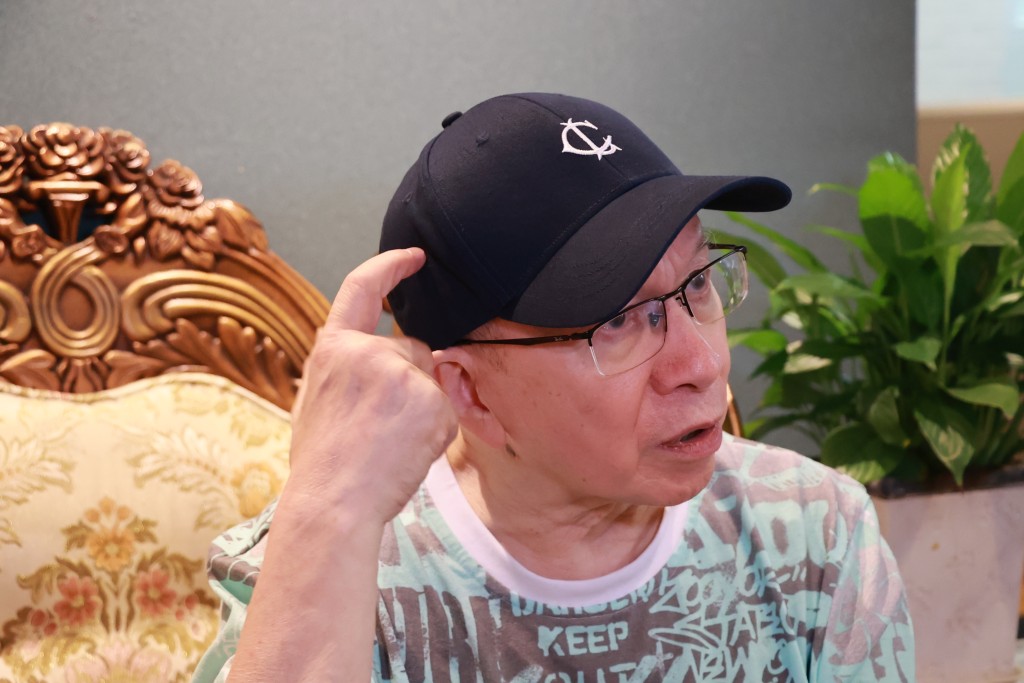 Joe Junior熱愛唱歌。