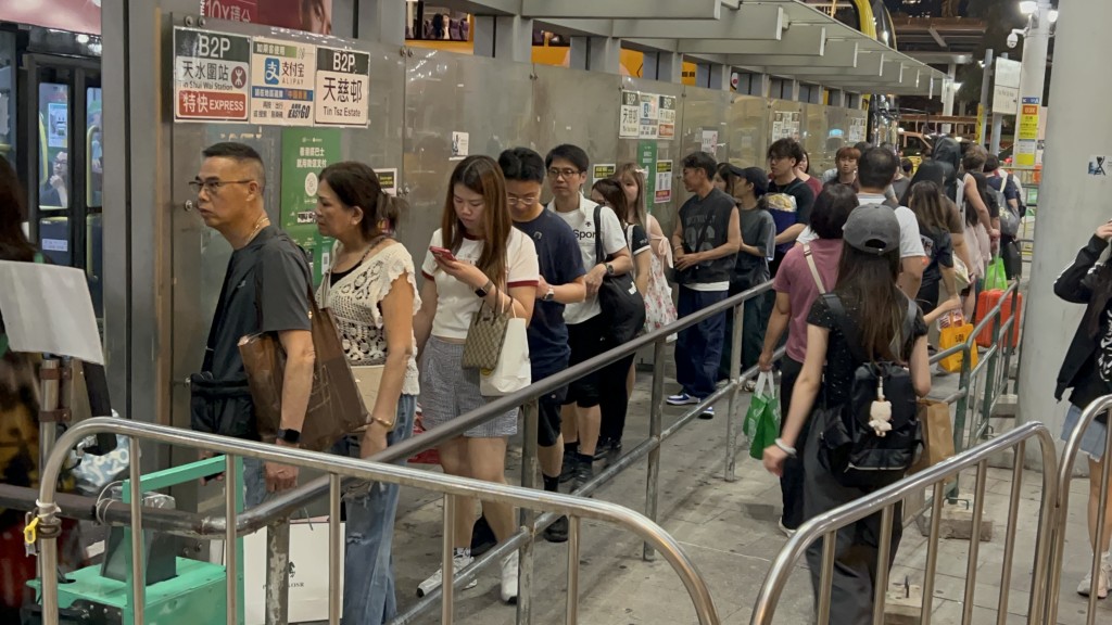在深圳灣管制站，不少一家大小拖著行李抵港。楊偉亨攝
