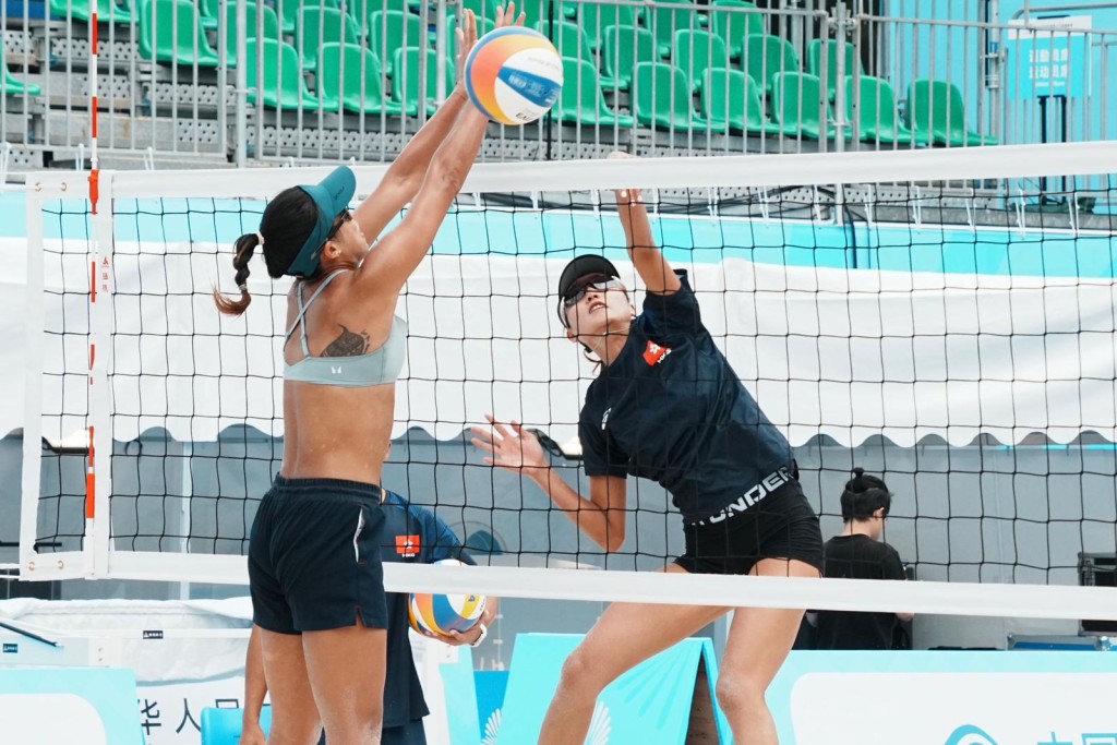 細孖謝詠雯(右)跟女子二隊的袁廷芝(左)對打。汪旭峰攝 細孖謝詠雯(右)跟女子二隊的袁廷芝(左)對打。汪旭峰攝