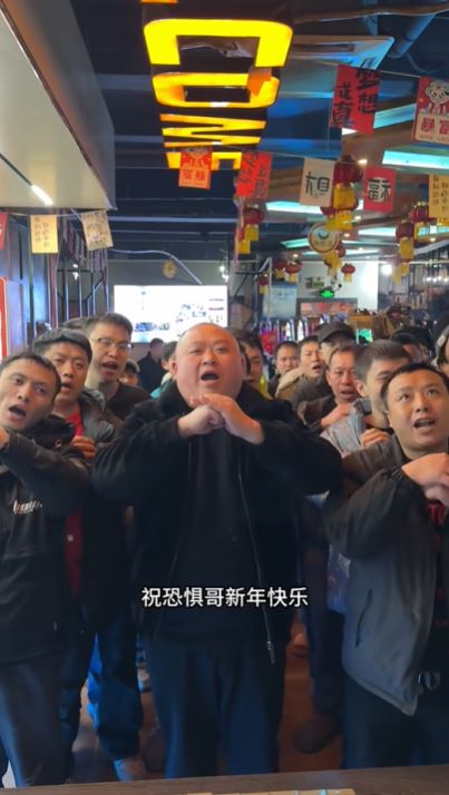 ６毫子網吧不時有網民打賞和資助，維持到營運。抖音＠網球空間網咖老張的朋友圈