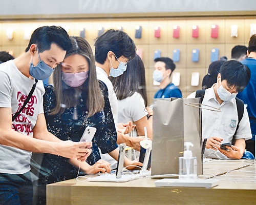 ■手機店負責人亦指,iPhone 13 可以在Apple 官網上直接購買,以致分散客源。
