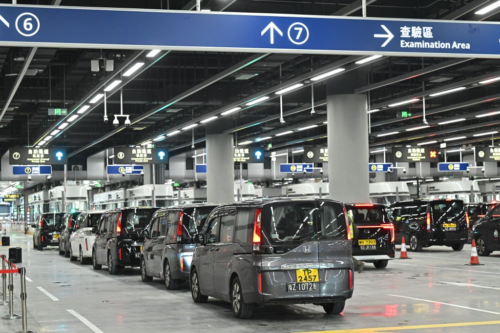 參與車輛按指示分批經新連接路駛入口岸。