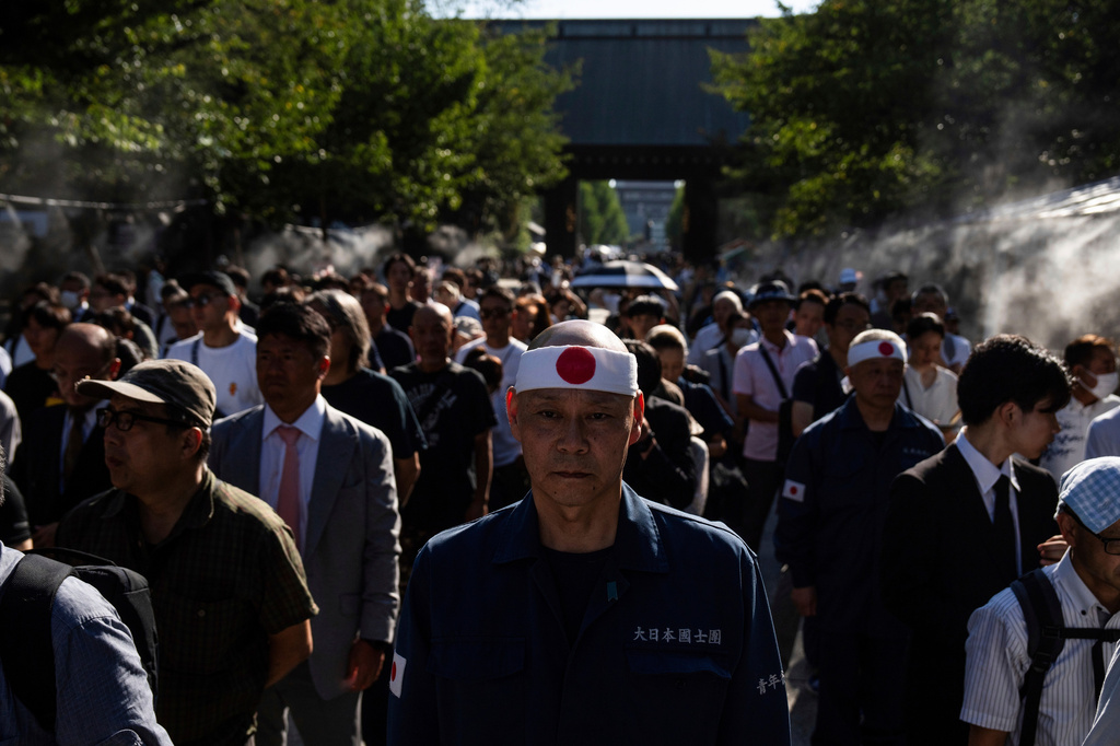 人們排隊參拜靖國神社。 美聯社資料圖片 人們排隊參拜靖國神社。 美聯社資料圖片