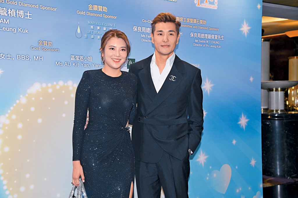 陳展鵬與太太單文柔盛裝出席活動。