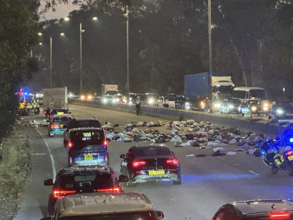 現場一段新田公路的來回方向部份行車線均受阻。FB：Eric Mak@香港交通及突發事故報料區