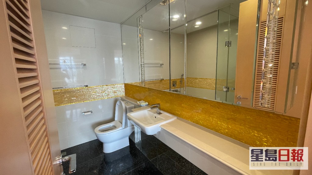 浴室設有鏡櫃，方便梳洗及收納衞浴產品。