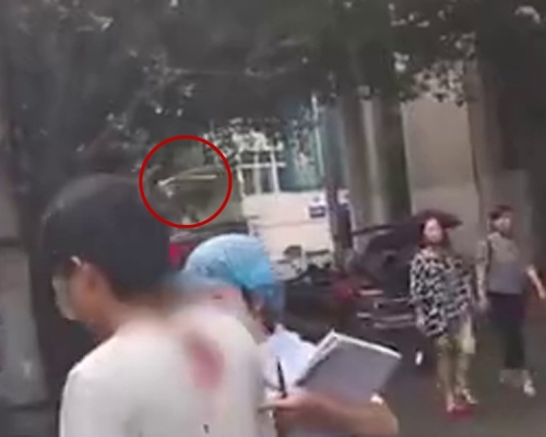 重慶男慘遭天降飛刀直插後腦 。(網圖)