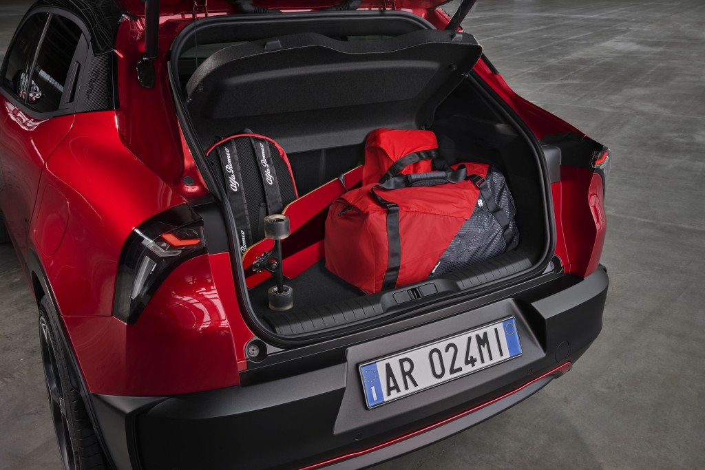 Alfa Romeo Milano全新纯电动SUV车尾箱容量400公升可存放多件行李
