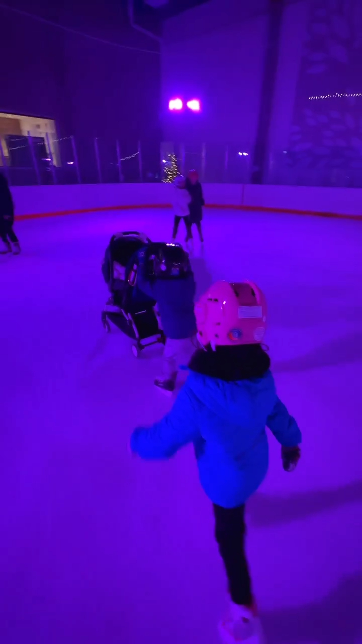 两姊弟热爱滑雪外，也喜欢溜冰。