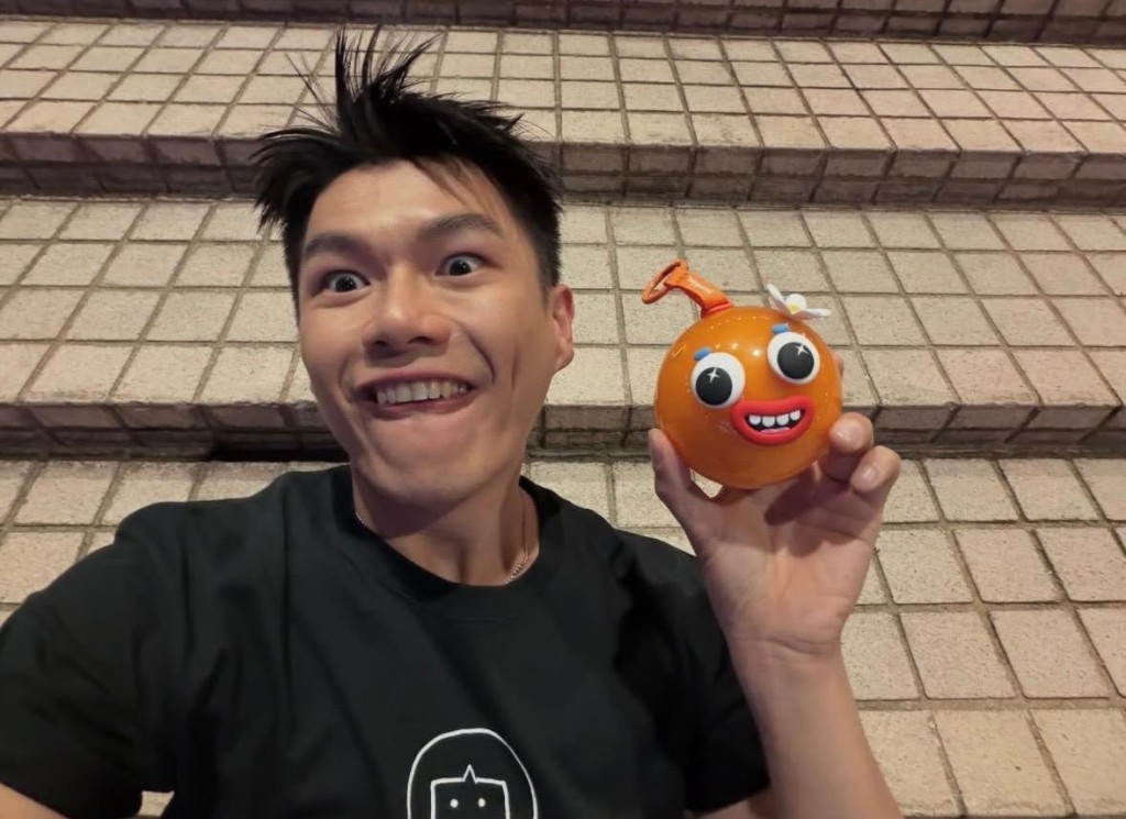 柯炜林把橙放进容器，四出宣传，随时食，「要保持健康！」