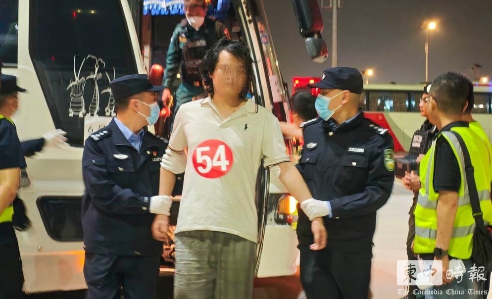 柬埔寨连续两日遣返逾400名中国籍电骗疑犯回中国。柬中时报