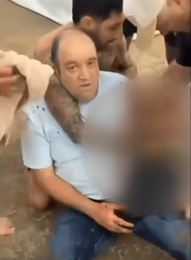 艾哈邁德與槍手博鬥期間身中多槍淌血。法新社