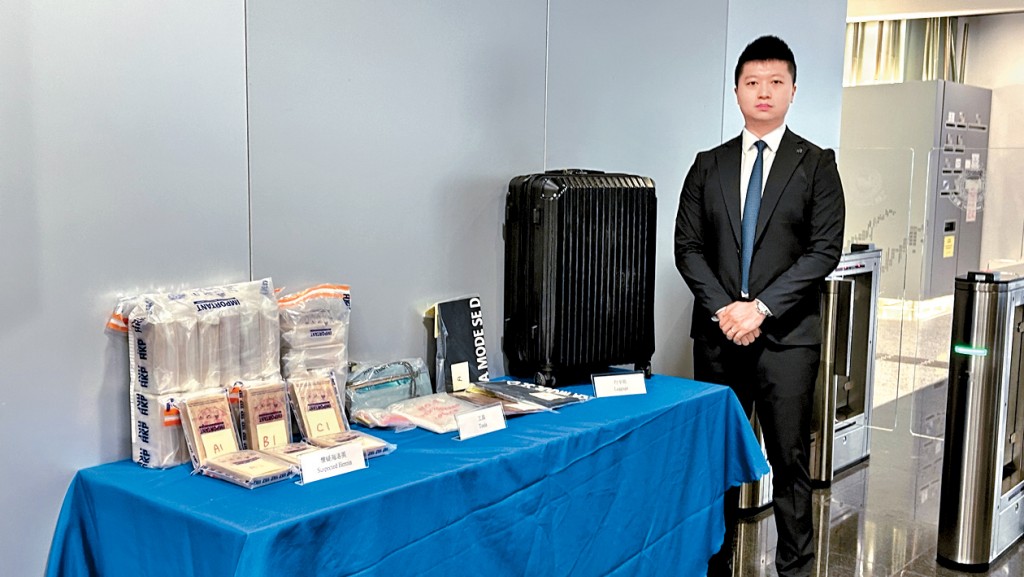 警方毒品調查科行動組高級督察鄧駿穎講述案情。