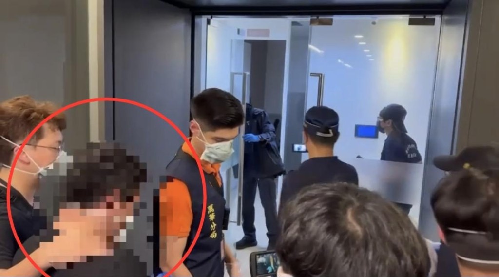 警方押解疑犯到台中寻获遗体。 警方押解疑犯到台中寻获遗体。