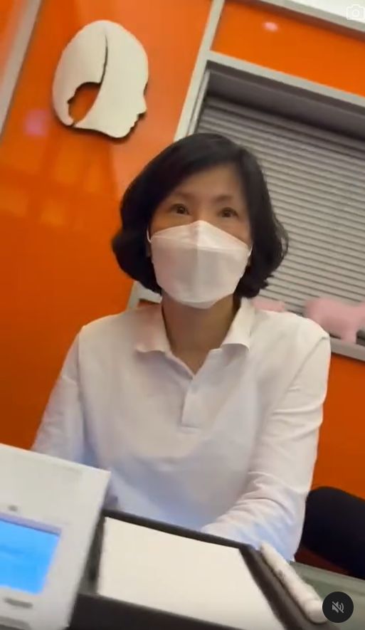 酒店職員一度震驚,之後要求該男子離開。 酒店職員一度震驚,之後要求該男子離開。