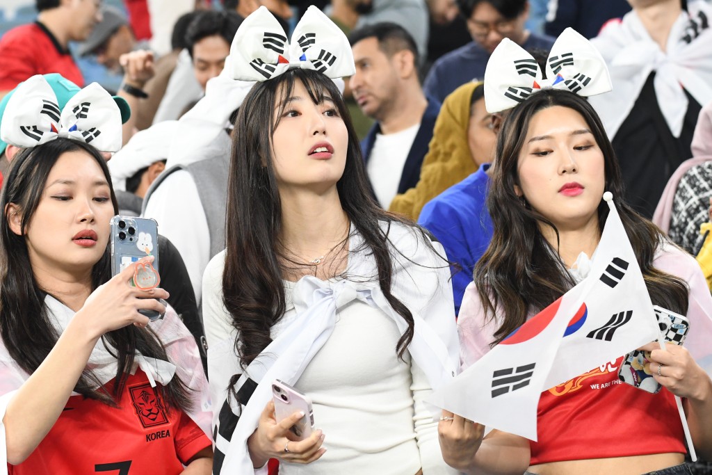 南韩球迷喜见球队加时2:1险胜澳洲。吴家祺摄