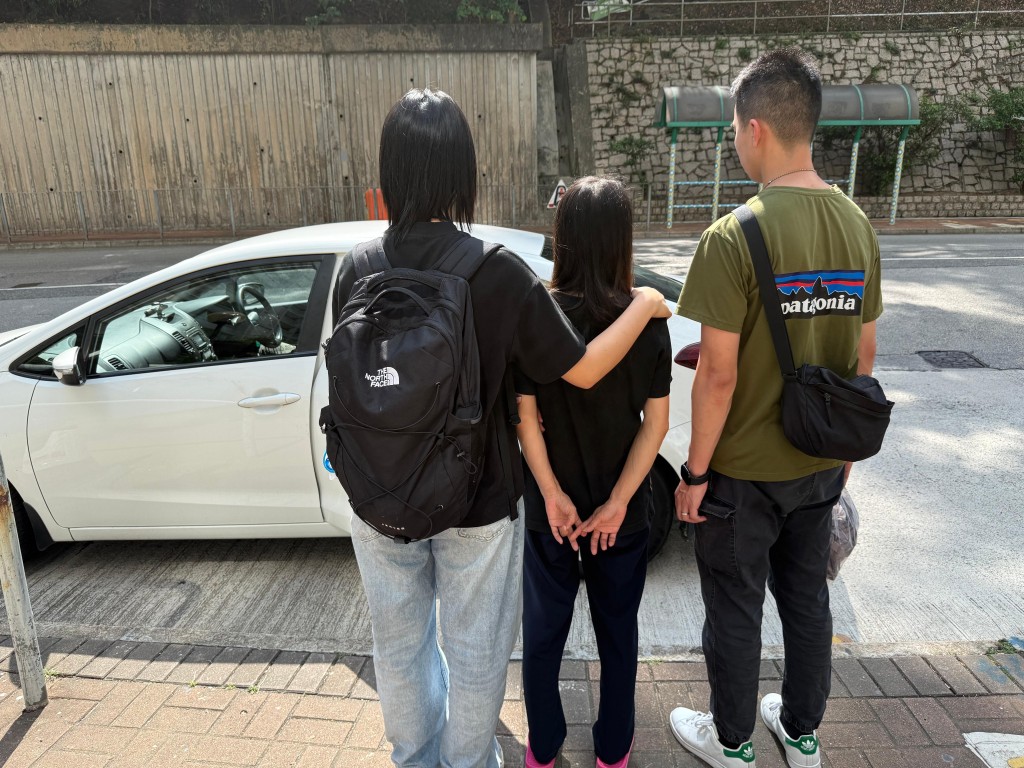 警方於葵興邨拘捕一名38歲本地女子,涉嫌爆竊。警方圖片 警方於葵興邨拘捕一名38歲本地女子,涉嫌爆竊。警方圖片