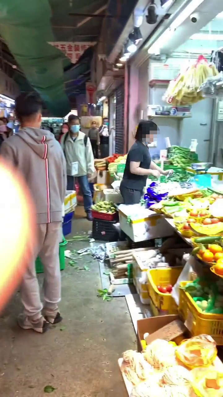 女菜販憤然折返店鋪拿西瓜刀。「香港江湖日報」FB網片
