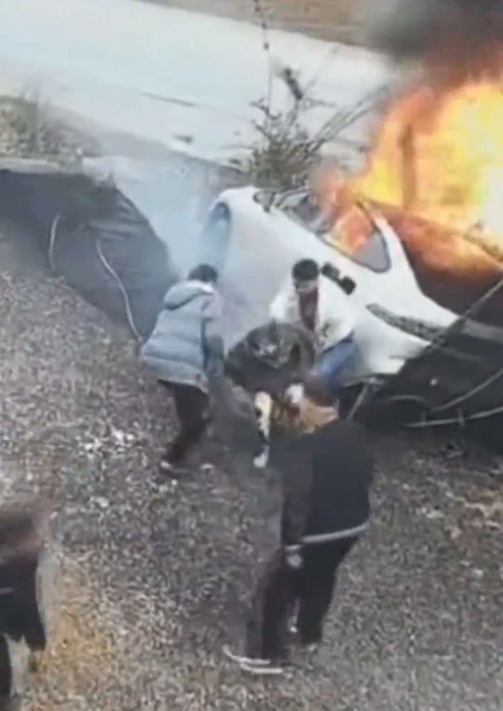 闭路电视拍下私家车出事及起火经过。