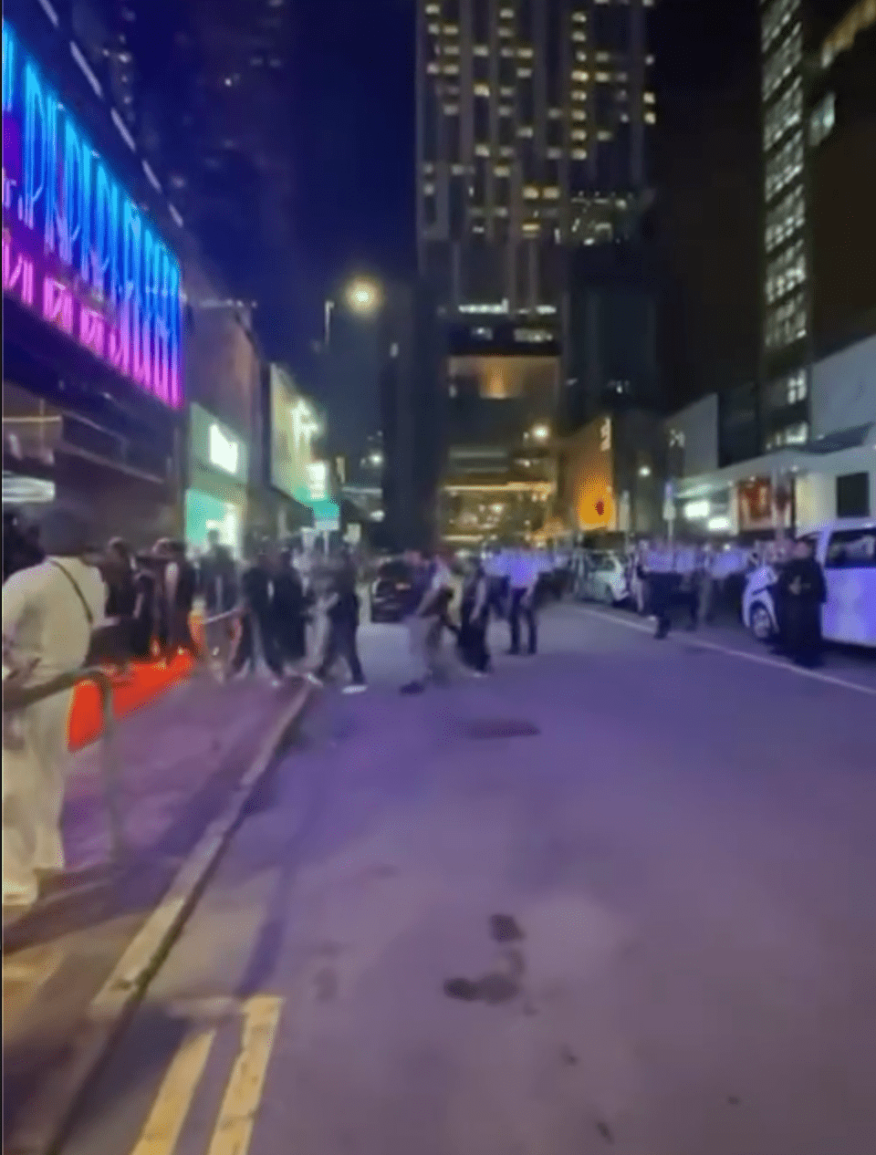 警方及食環人員即晚到新大富豪查牌。網上片段截圖 警方及食環人員即晚到新大富豪查牌。網上片段截圖