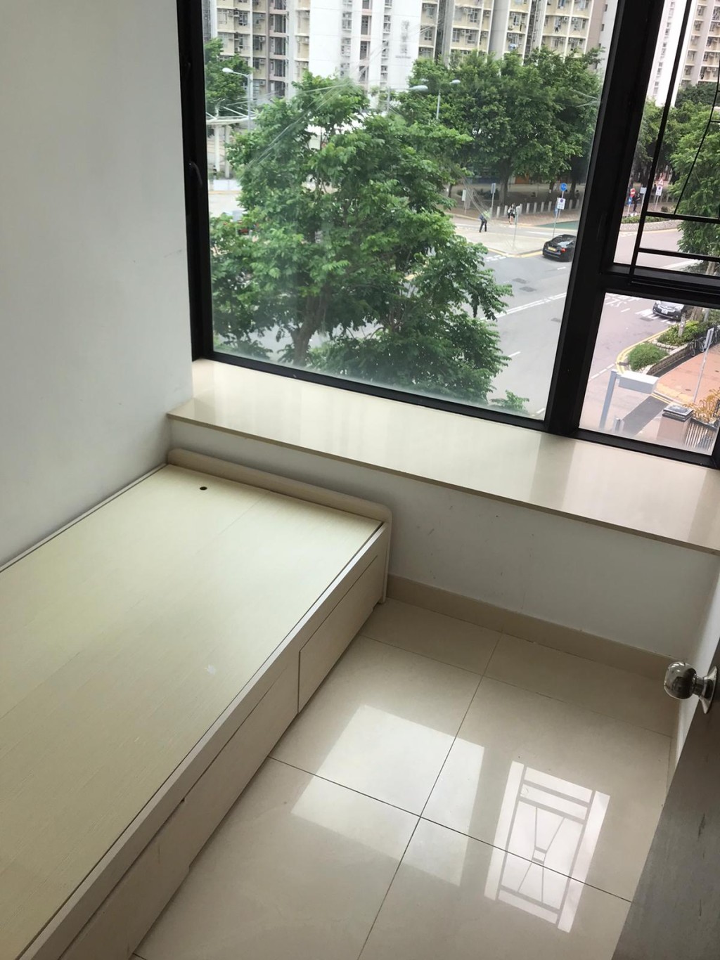 房間設寬闊大窗,引光入室。