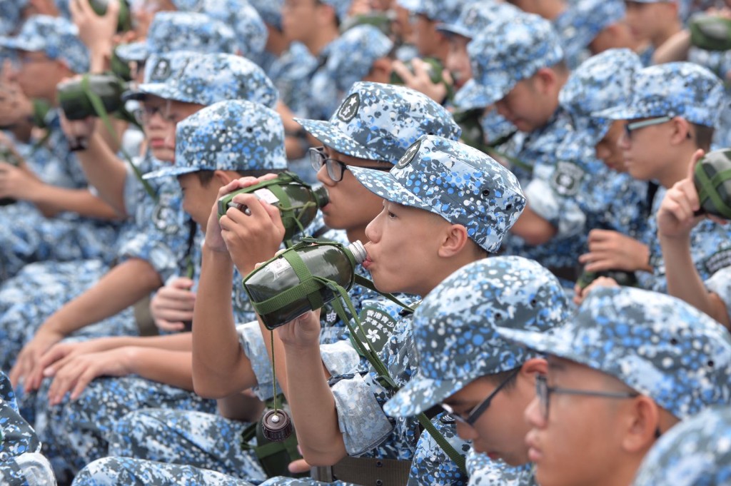 天氣炎熱，有學員飲水解渴。
