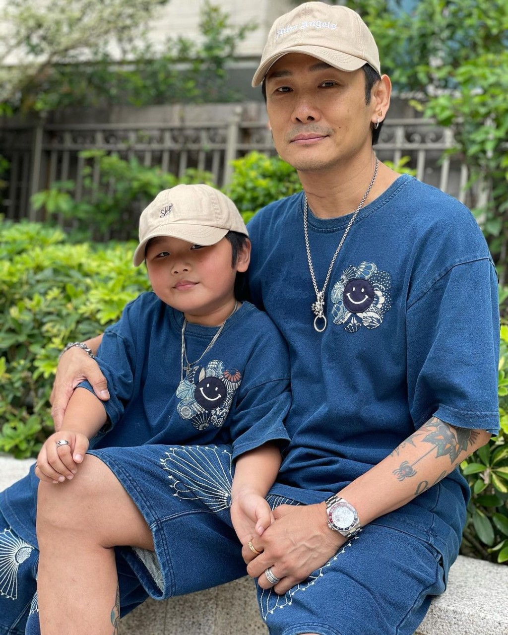 Alex早前跟AJ父子裝去郊遊。