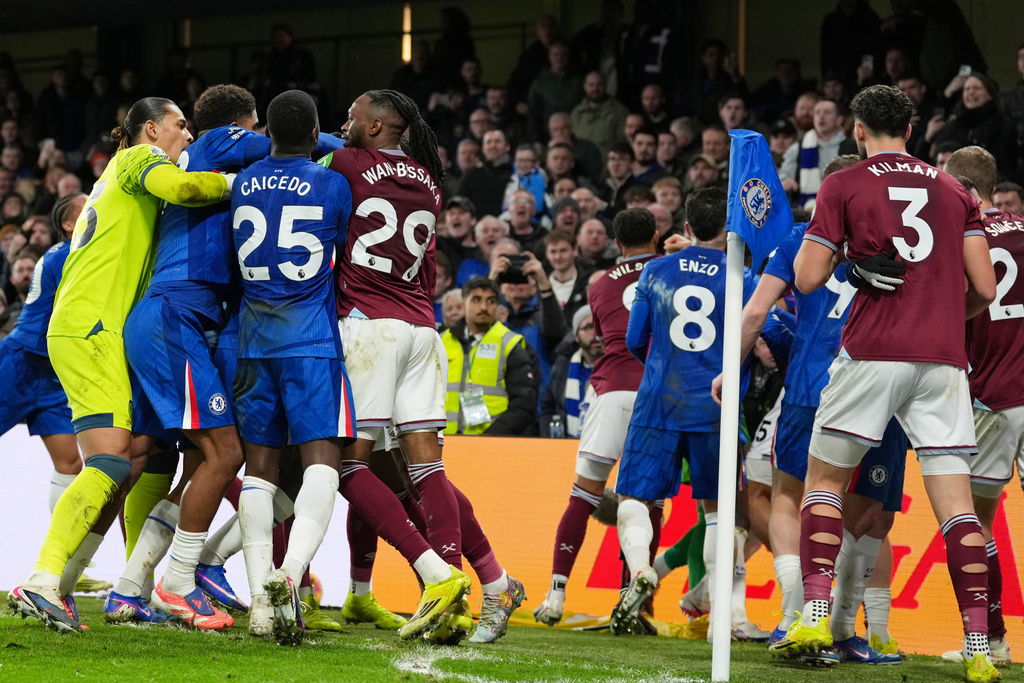 末段雙方球員發生衝突,圖迪保因叉頸被逐。美聯社 末段雙方球員發生衝突,圖迪保因叉頸被逐。美聯社