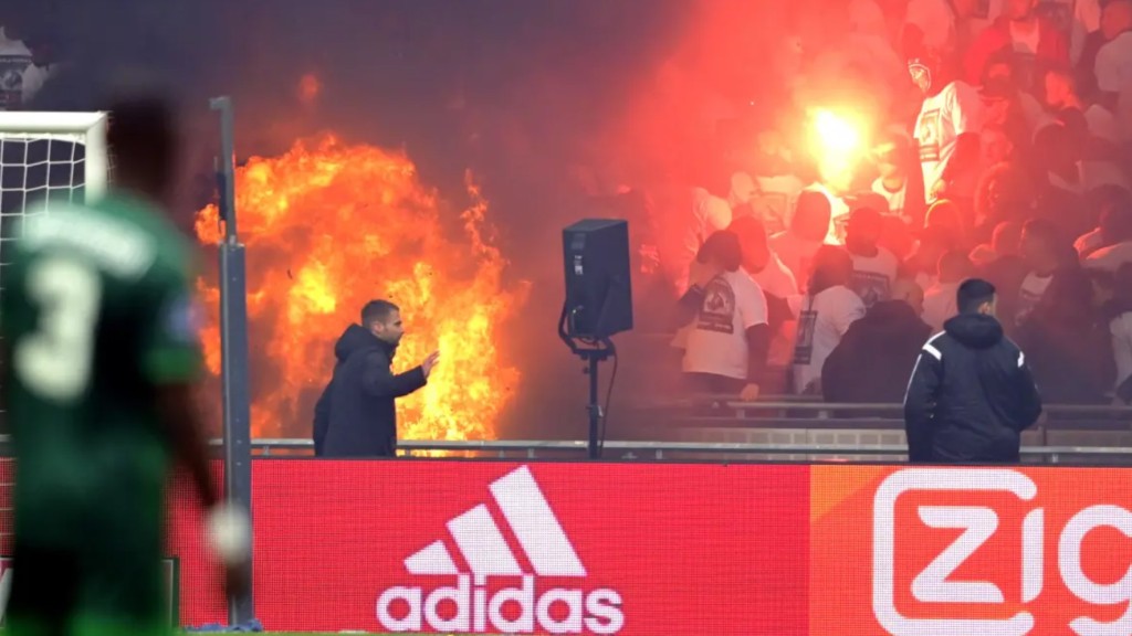 起火之时，依然有球迷在点燃照明弹。