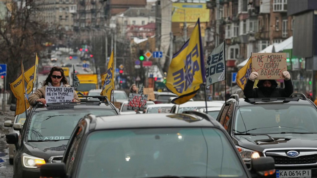 烏克蘭民眾要求俄方釋放戰俘。 美聯社