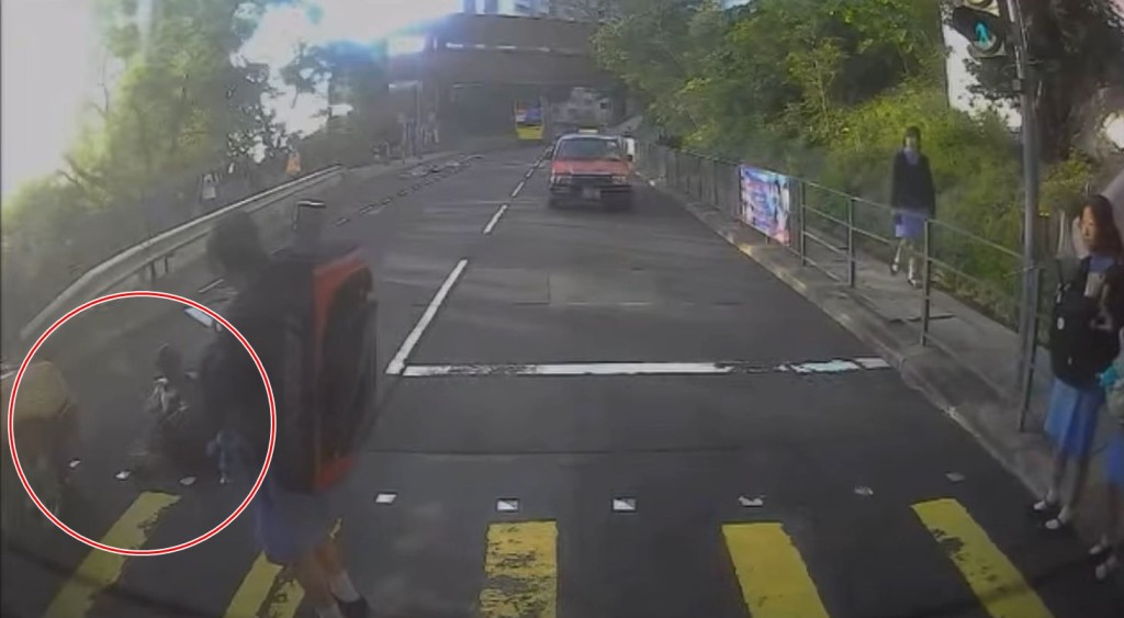 女學生倒地，尾隨一名女生上前協助。fb車cam L（香港群組）影片截圖