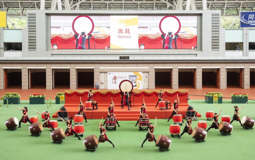 場內多項精彩節目,包括花式跳繩及鼓樂表演(圖)。 場內多項精彩節目,包括花式跳繩及鼓樂表演(圖)。