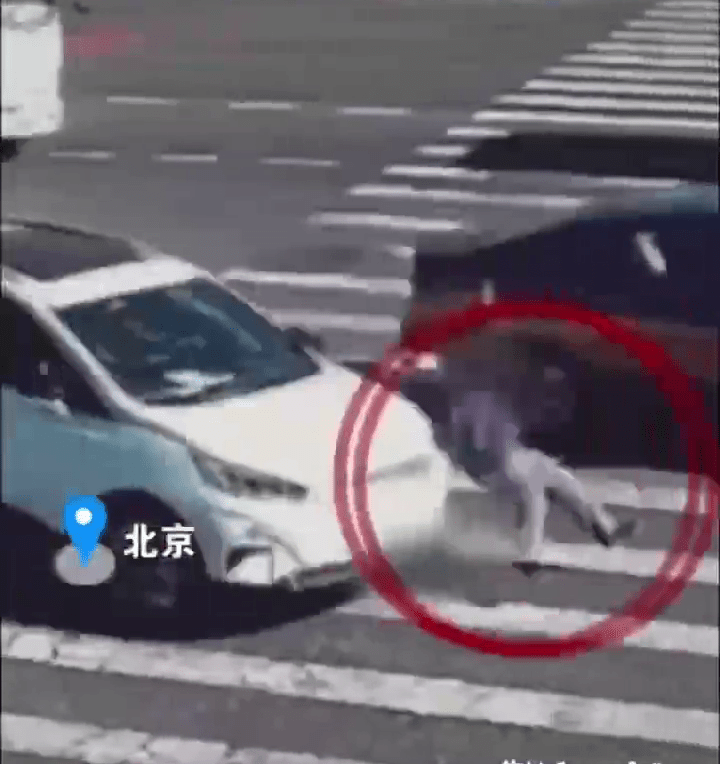 89岁老人过马路半路变红灯,被转弯的白色私家车撞倒。 89岁老人过马路半路变红灯,被转弯的白色私家车撞倒。