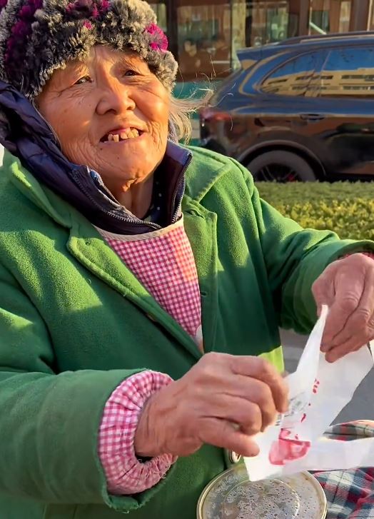 宋愛玉82高齡仍擺攤買鵪鶉蛋，希望儘快把欠下的醫藥費還清。抖音