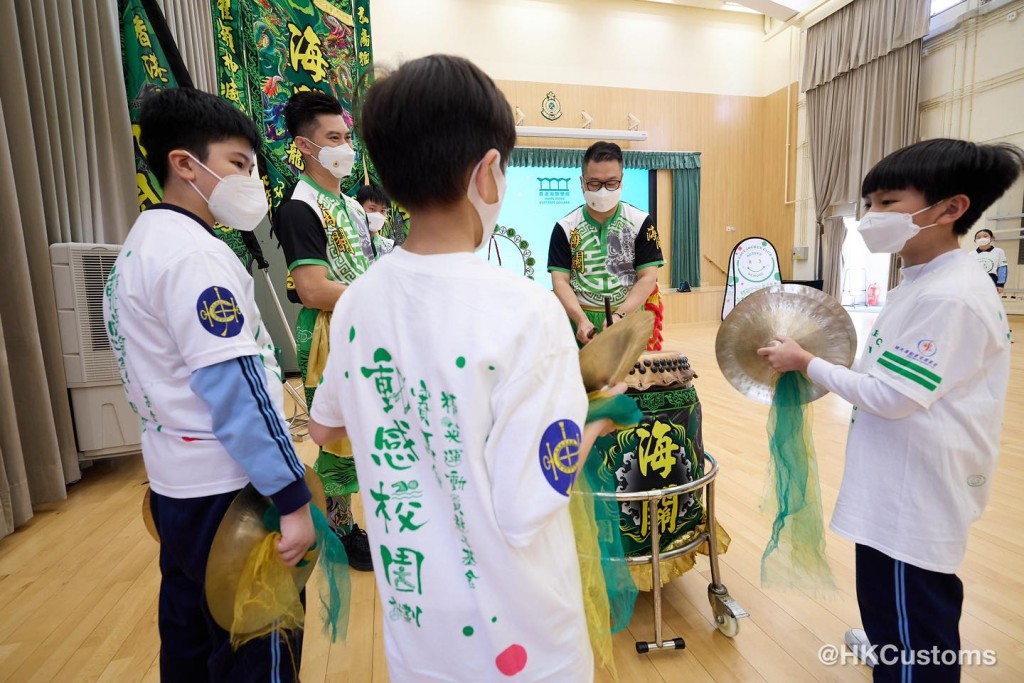 參加體驗日的同學接受龍獅舞同龍獅樂器訓練。香港海關facebook圖片