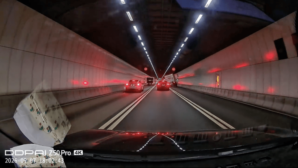 貨車切入右邊行車線後,一度逼近路壆,再急急向左扭軚修正方向,車身隨即出現劇烈擺動。Facebook 車cam L(香港群組) 影片截圖 貨車切入右邊行車線後,一度逼近路壆,再急急向左扭軚修正方向,車身隨即出現劇烈擺動。Facebook 車cam L(香港群組) 影片截圖