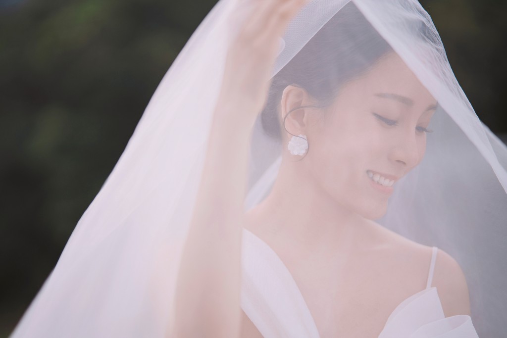 文凱玲今日（28日）向傳媒發布甜蜜婚照。