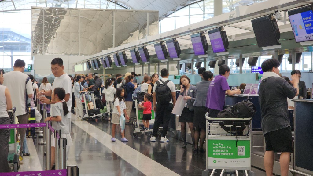 颱風韋帕襲港情況下，機場情況。