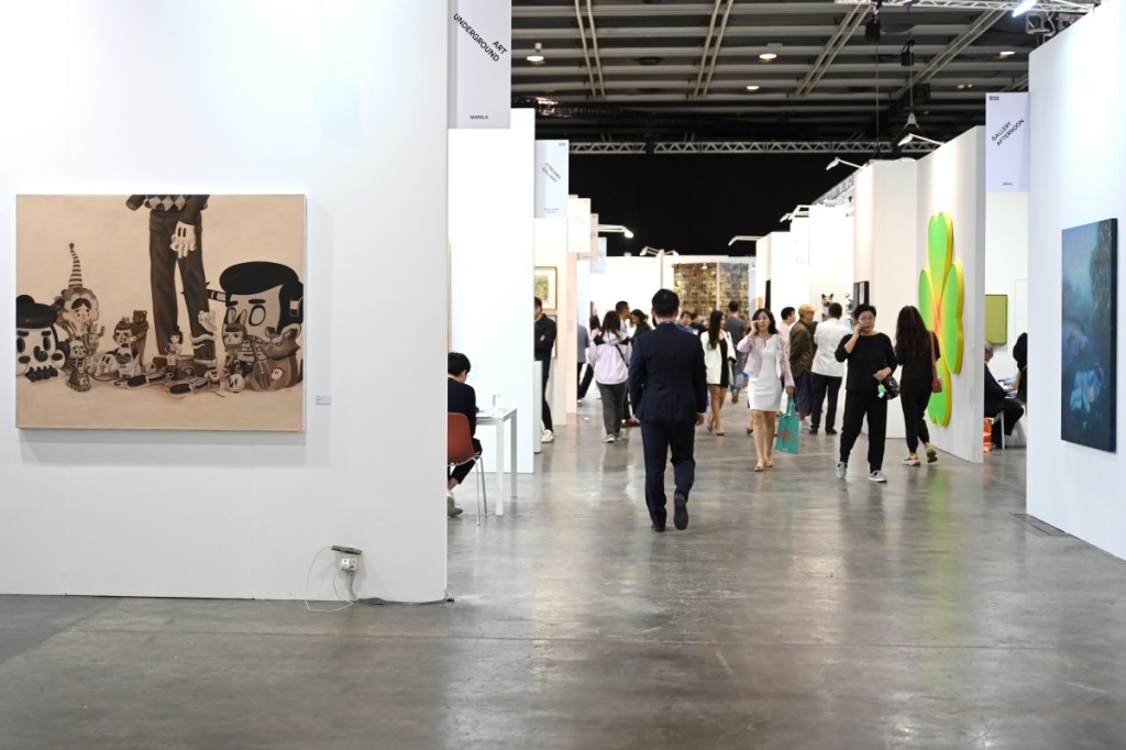 對於藝術界人士憂慮，疫情後香港能否保持全球三大藝術品交易中心及亞洲藝術品交易市場地位的擔憂，相信2大藝術展的人流，將能成為香港藝術界的首支強心針。
