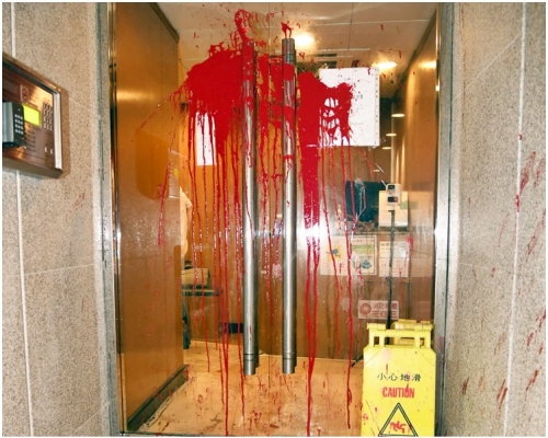 大廈地下外牆、大門均受波及。