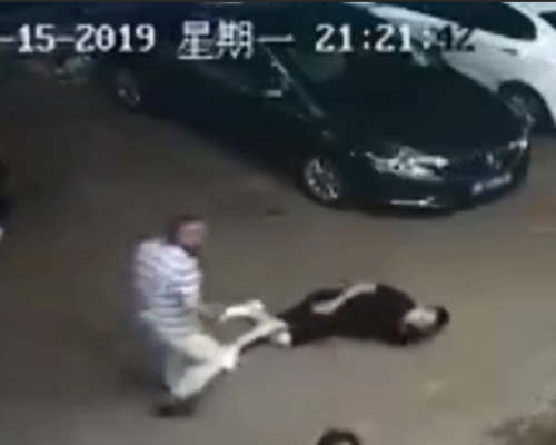 衡阳市看所所长夫妇当街打人事件，警已介入调查。视频图