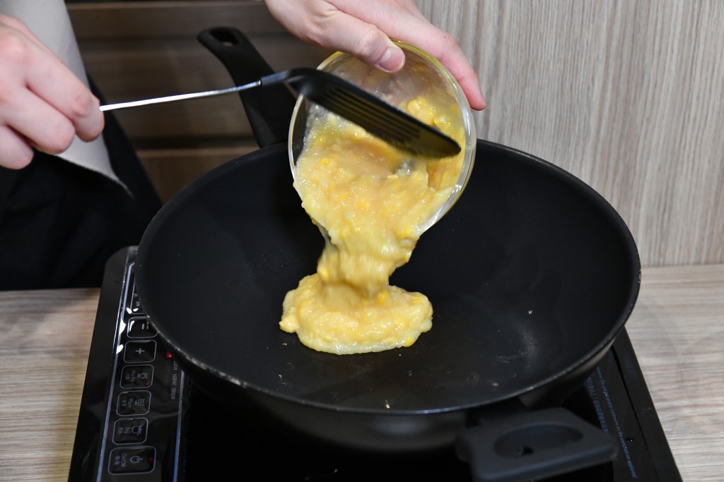 Step 6: 鑊內加入粟米蓉。 Add the sweet corn cream to the pan.