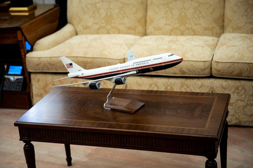 白宮橢圓形辦公室咖啡桌上擺放了特朗普留下的飛機模型。網上圖片