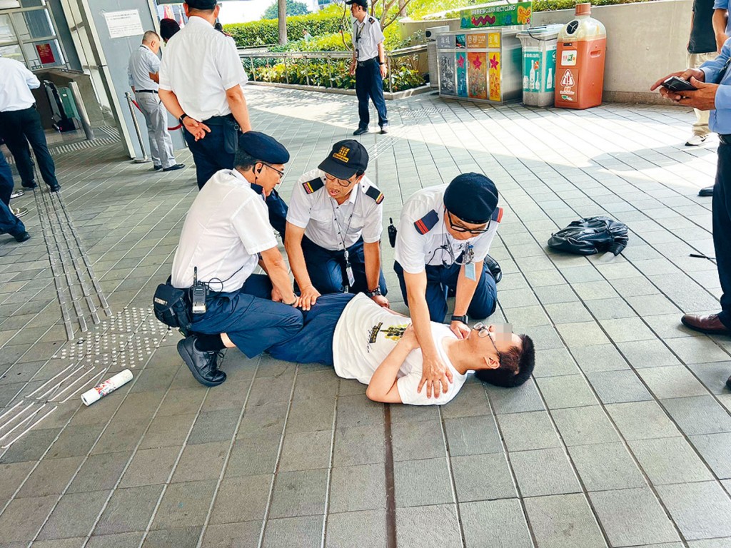 持刀青年傷人後被其他保安員合力按地制服。