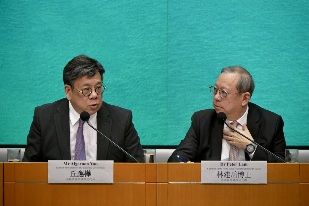 商经局局长丘应桦（左）表示，有信心香港会展业在今年内恢复或超越疫情前水平。苏正谦摄